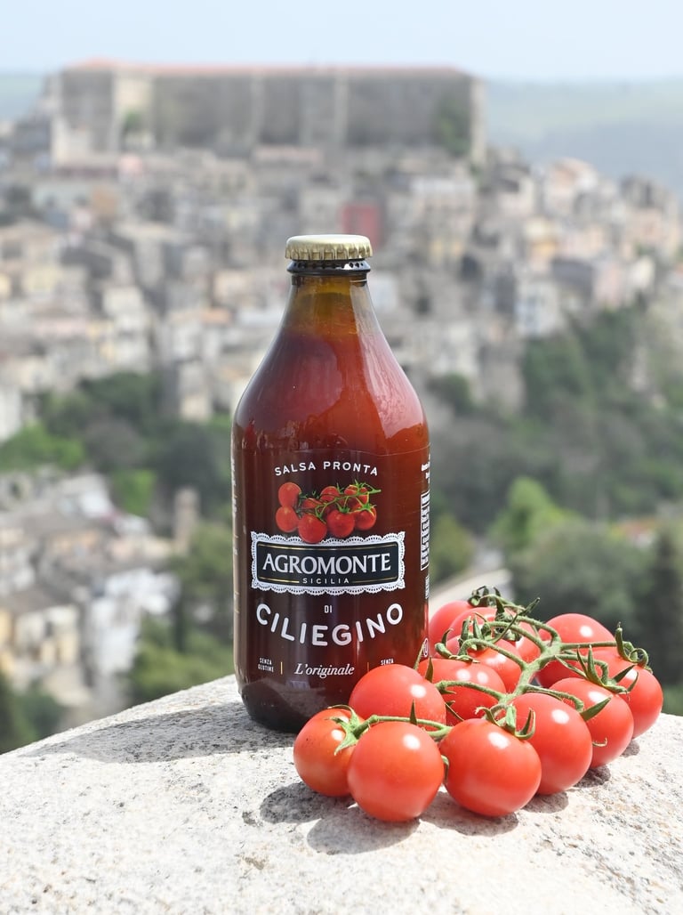 Salsa Pronta di Ciliegino Agromonte con il Castello di Donnafugata sullo sfondo.