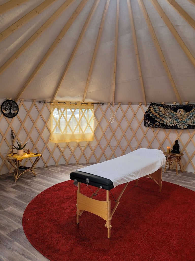 intérieur yourte soins chamaniques Le Chemin de la Chouette