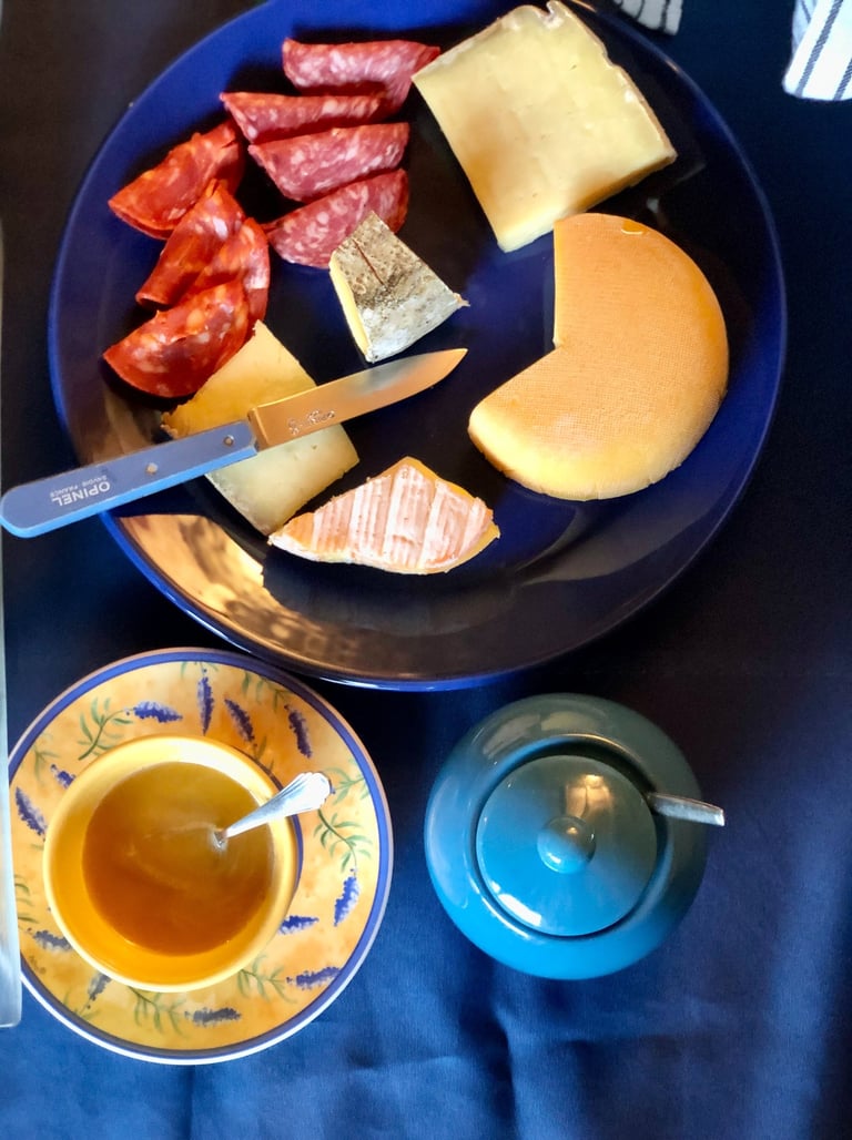 Petit déjeuner, Chambre d'hôte, Plazac, Périgord, Dordogne, France.