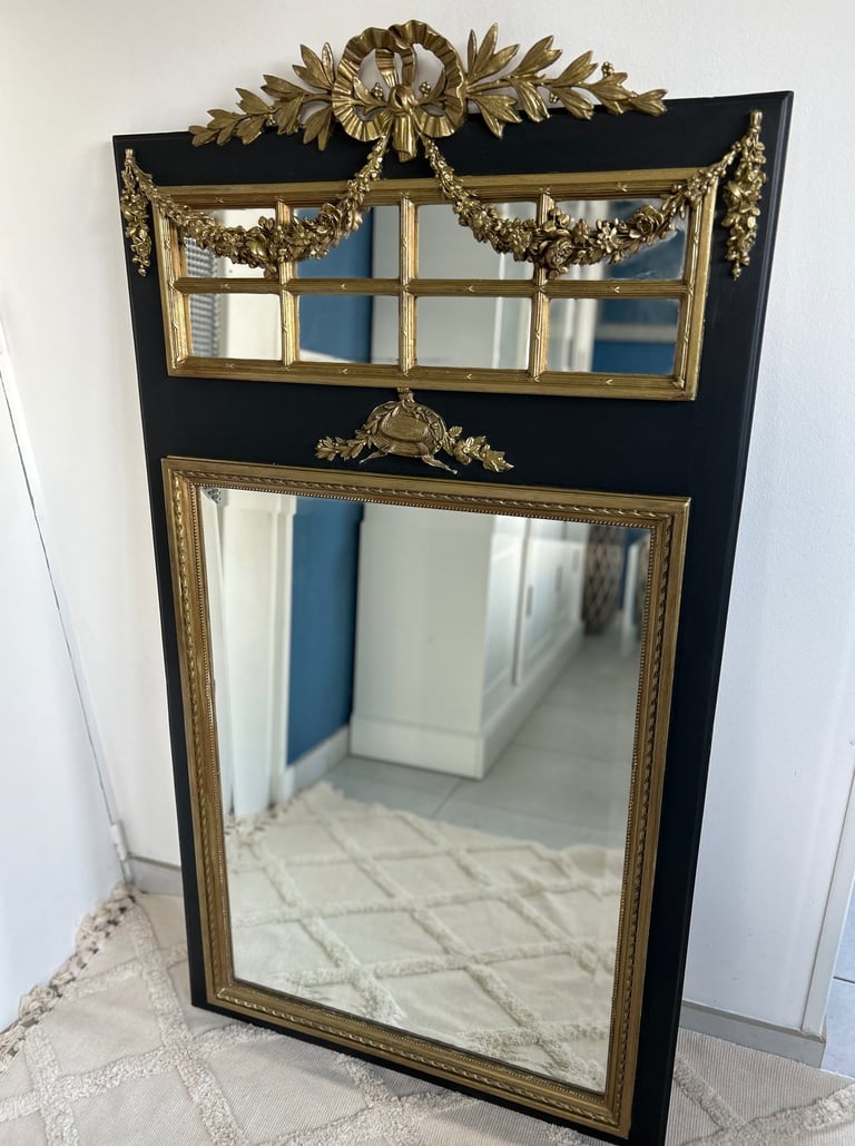 Miroir entièrement restauré avec reconstitution de moulures.