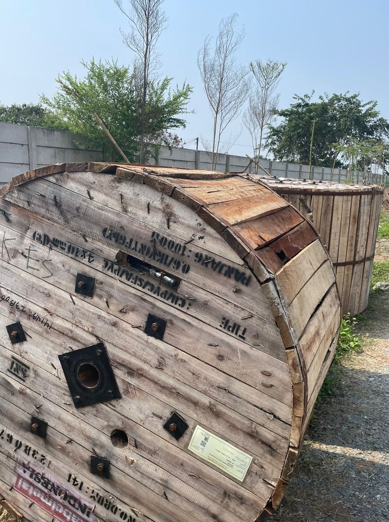 a wooden barrel type barrel with a wooden barrel di lapangan sebelum pemasangan