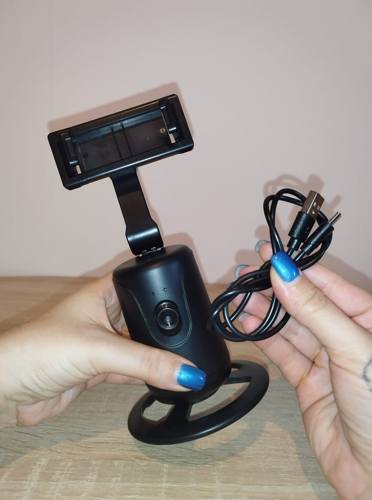 AI auto face tracking phone holder with 360-degree rotation and gesture controls