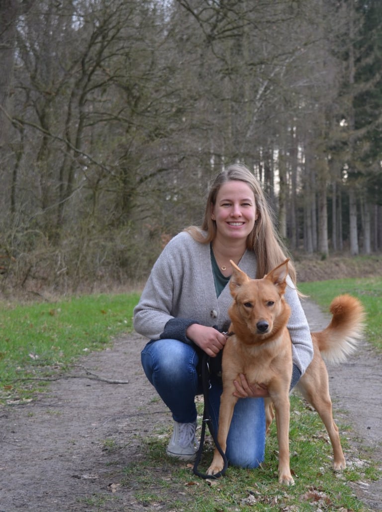 Alena mit ihrer Hündin Luna