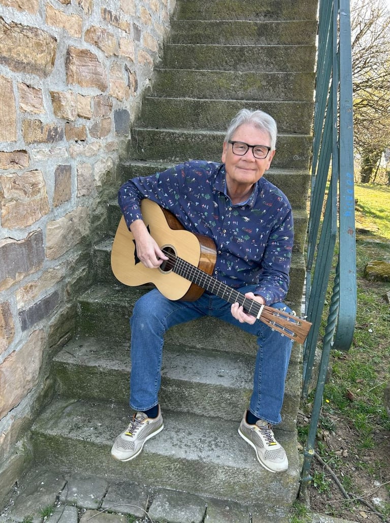 Hans Dieter an seiner Gitarre