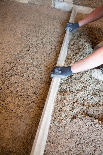 Réalisation d’une chape en béton de chanvre avec règle de nivellement manuelle