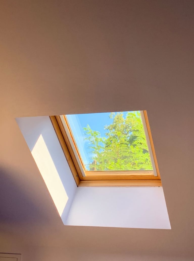 Velux bois, fenêtre de toit, lumière naturelle, ventilation intérieure, finition soignée