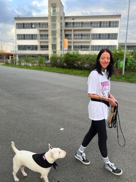 Jessi Hundetrainerin aus Hannover mit ihrem Bullterrier Ole