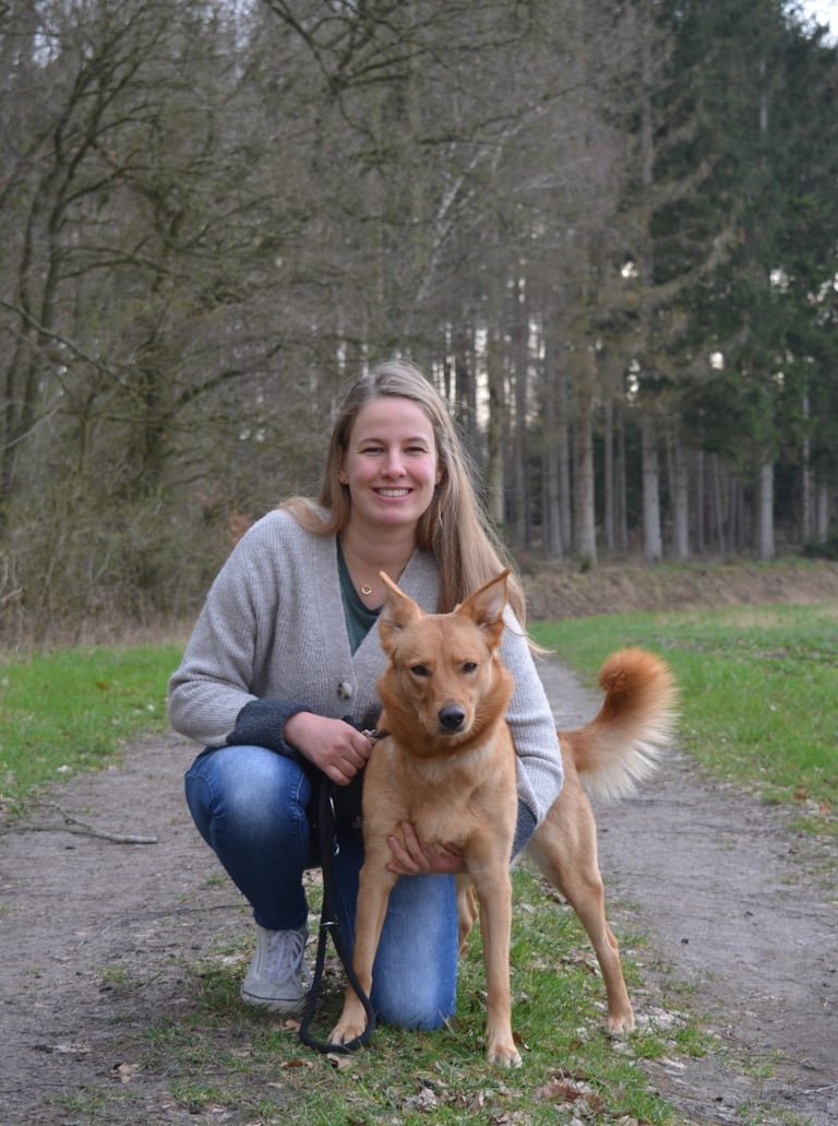 Alena mit ihrer Hündin Luna