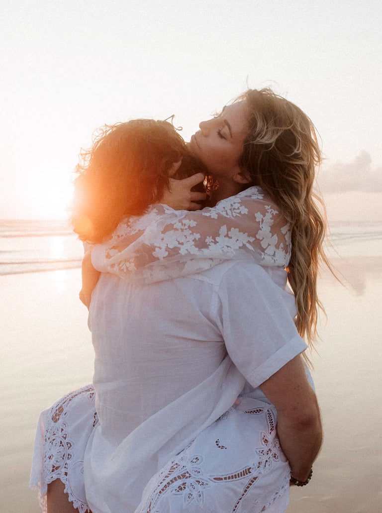 Photographie de couple organique et fusionnelle à la golden hour plage de Sauveterre aux Sables d'Olonne par Romain DANIEL