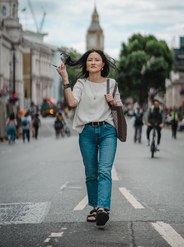 ensaio fotográfico em Londres com pessoa caminhando em rua central e Big Ben ao fundo