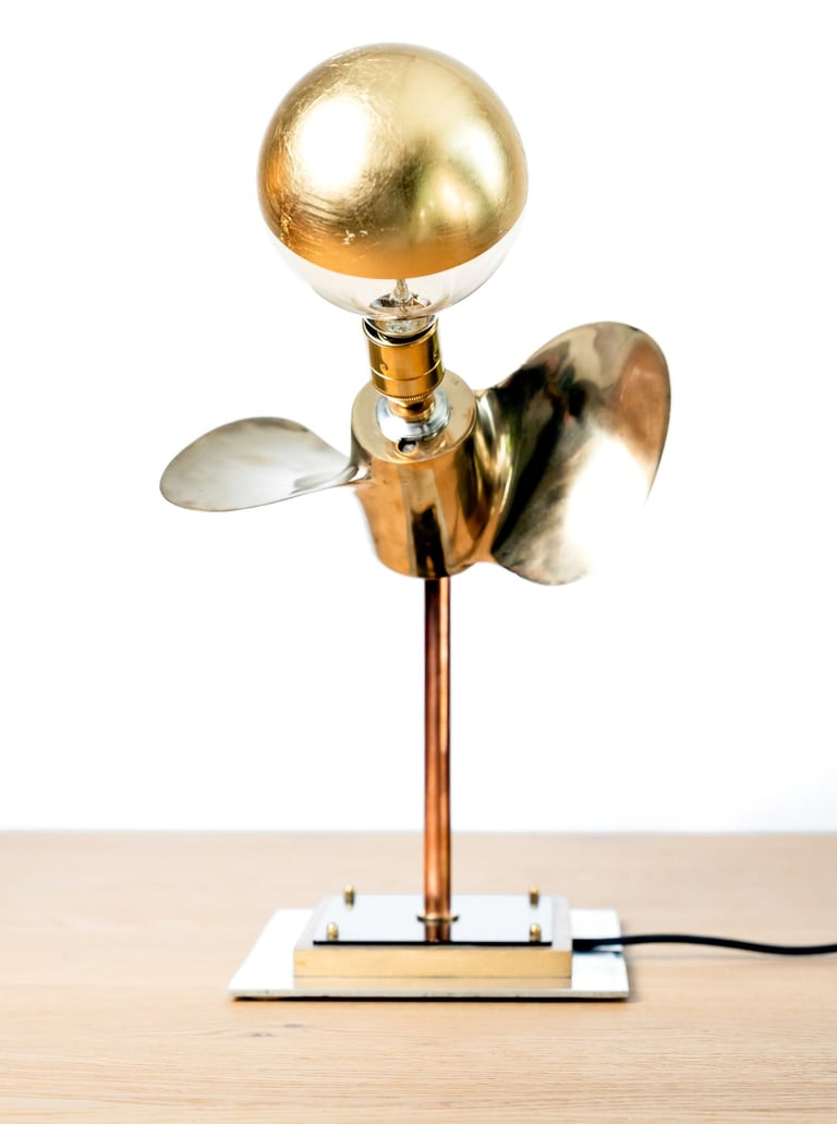 Lampe dorée en hélice de bâteau recyclée