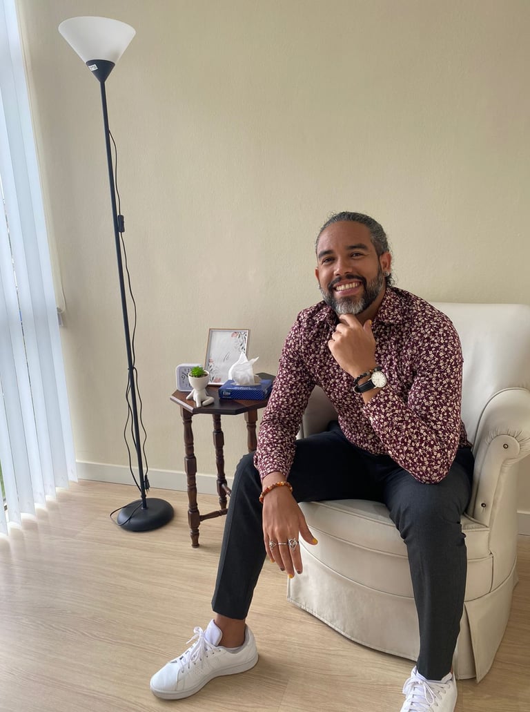 Retrato de um homem sentado em uma poltrona, em formato retrato três por quatro.