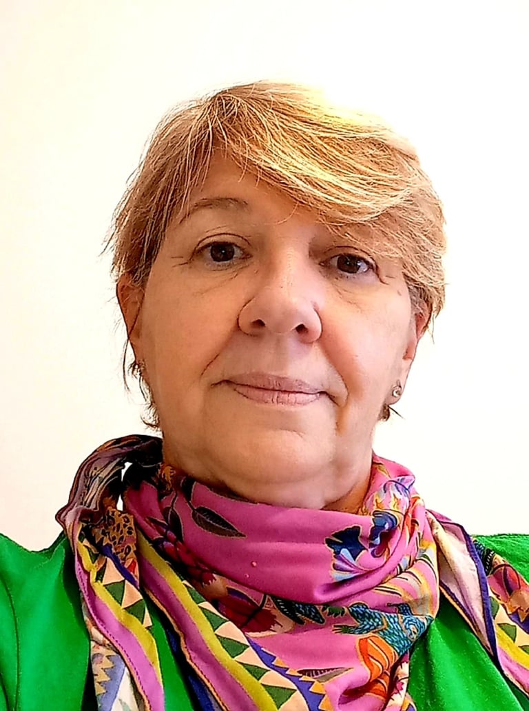 Retrato de uma mulher em estilo selfie, da cabeça ao busto, em formato retrato três por quatro.