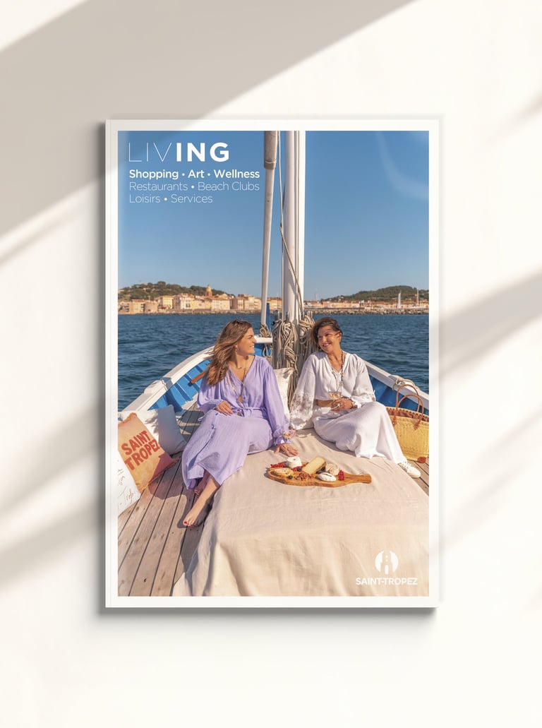 Couverture d'une brochure de luxe pour l'office de tourisme de Saint-Tropez