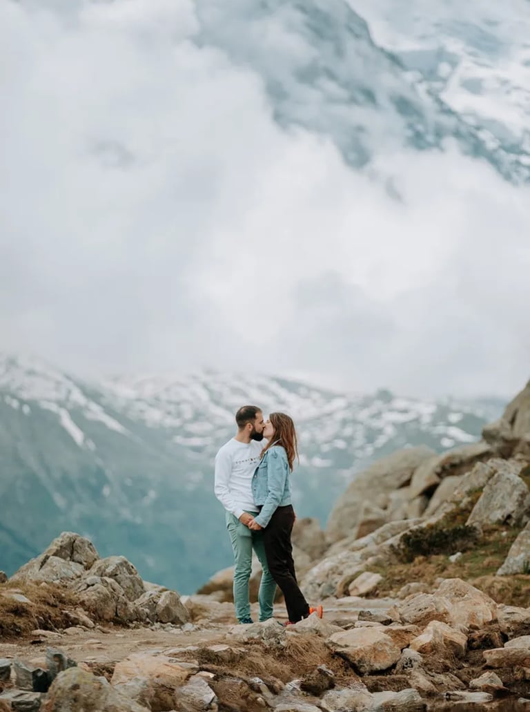 un couple sur la randonnée du lac blanc à Chamonix