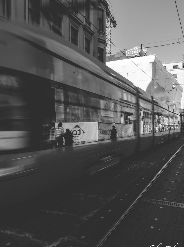 photo de rue en noir et blanc d'un reflet dans un tramway en Croatie 66