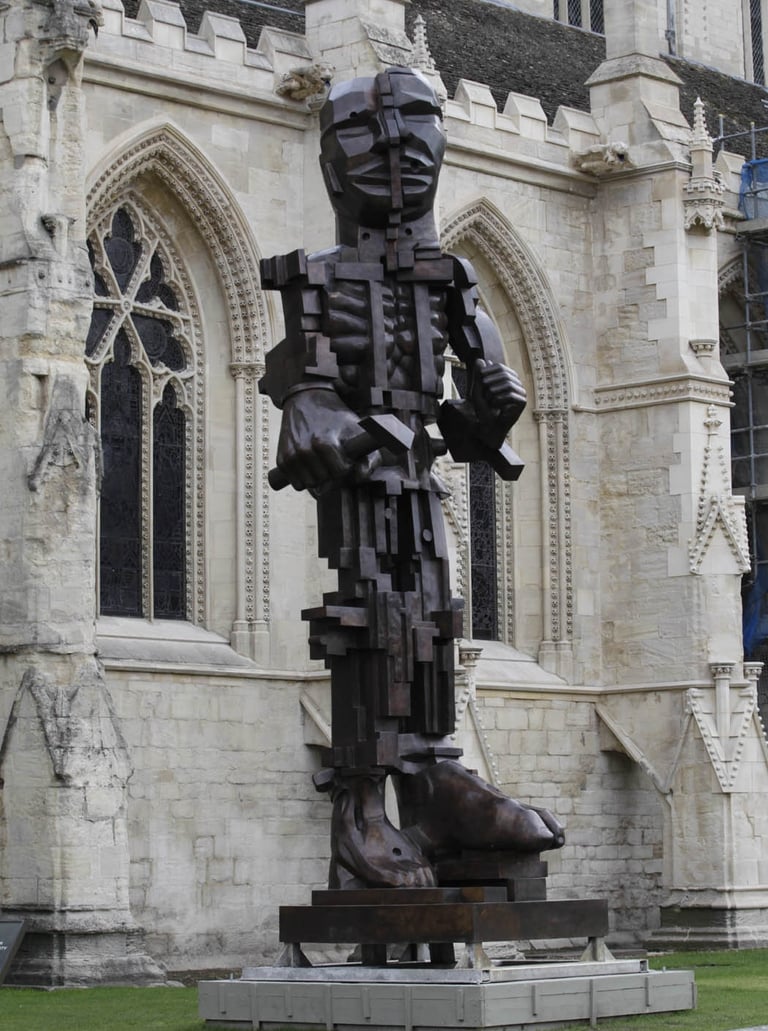 Eduardo Luigi Paolozzi foi um artista escocês, conhecido por suas esculturas e artes gráficas.