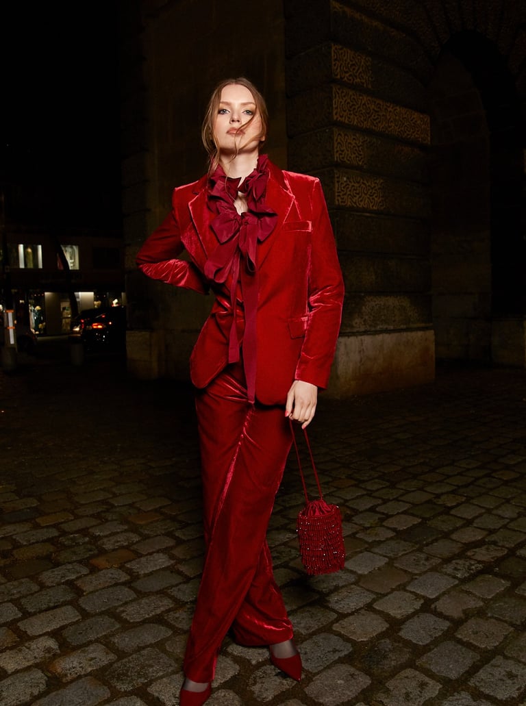 mannequin femme rue paris habillée en rouge créateur mode luxe