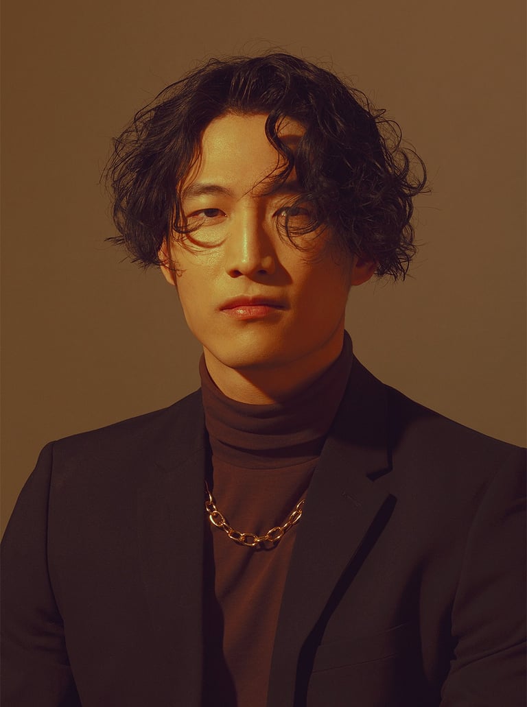 portrait homme avec lumière chaleureuse en studio
