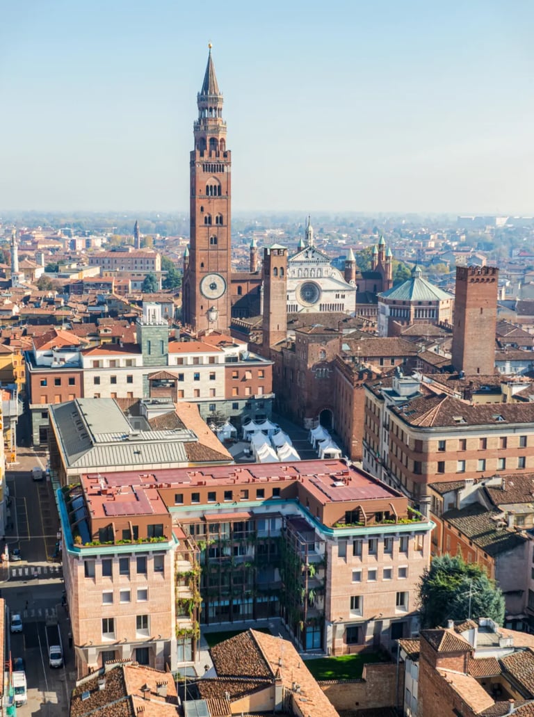 Veduta aerea di Palazzo CorteVerdi a Cremona: l'architettura di Stefano Boeri nel centro storico con vista Torrazzo.