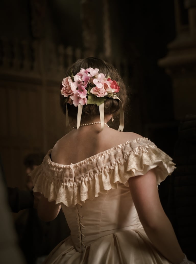 Femme de dos en robe, style mariage