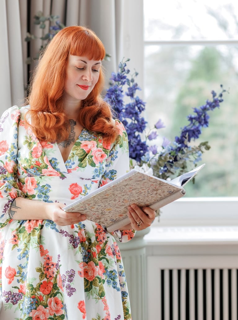 Ramona, freie Rednerin, wirft kurz vor Beginn der Zeremonie einen vertieften Blick in die Rede.