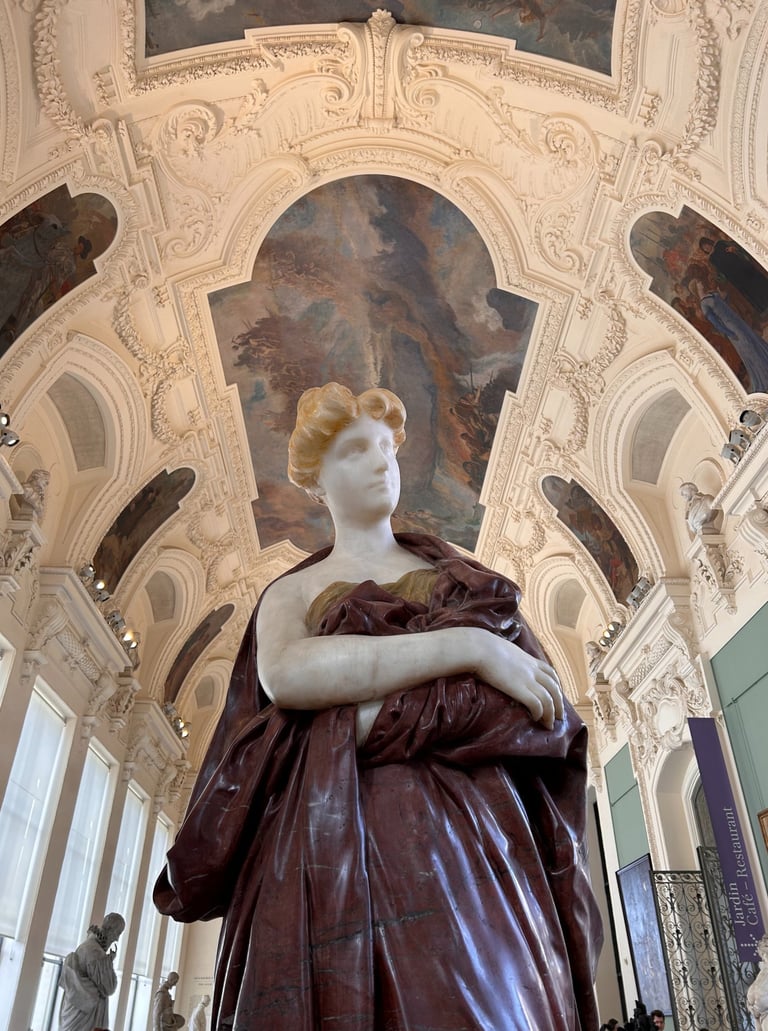 statue et interieur du petit palais a paris