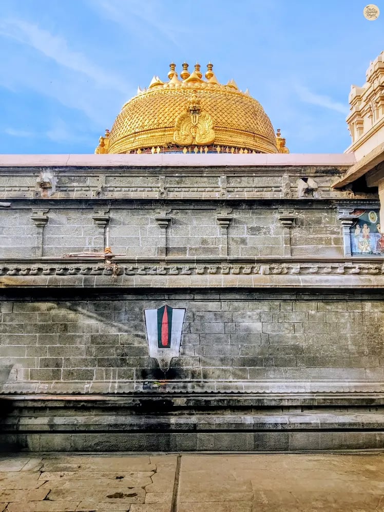 Golden Vimanam of Sri Ranganathaswamy Temple sanctum in Srirangam, Tamil Nadu – famous South Indian Vishnu temple architectur