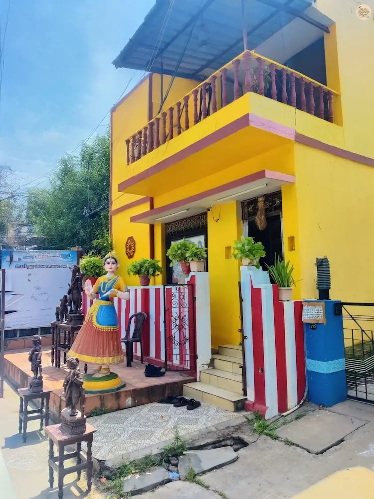 Street-side showcase of Thanjavur dolls and bronze sculptures in Thanjavur