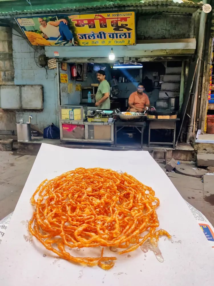 Fresh hot jalebi from the famous Motu Jalebiwala Jodhpur, a must-try street food in jodhpur.