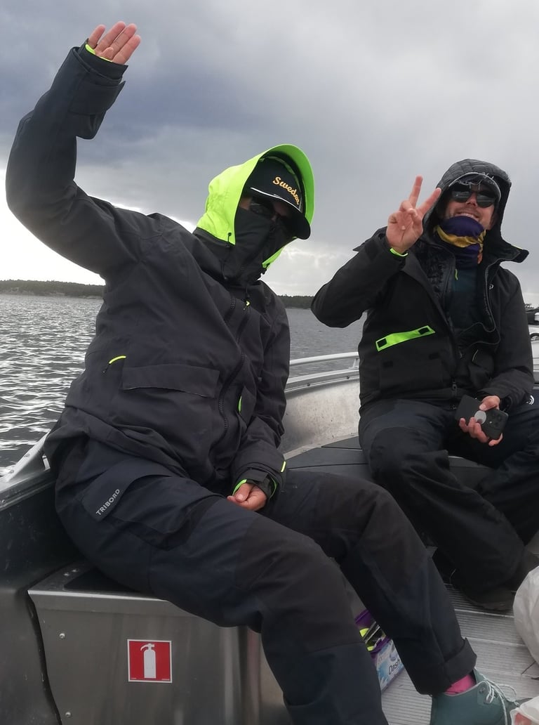 des pêcheurs heureux assis dans un bateau