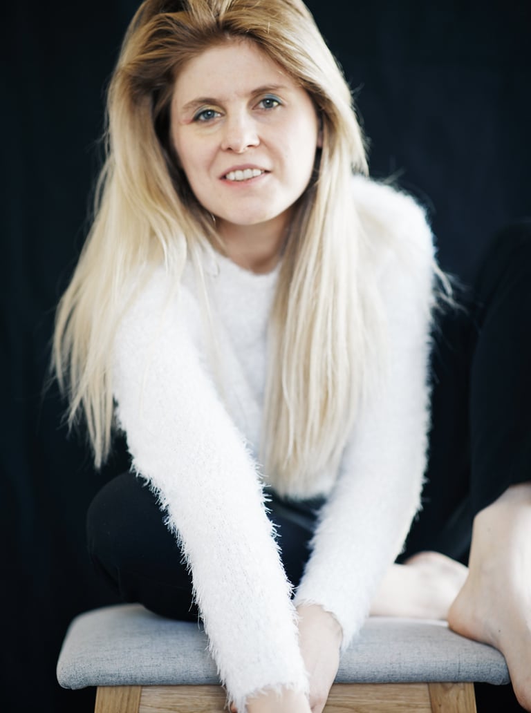 zdjęcie kobiety w rozpuszczonych włosach, uśmiecha się.