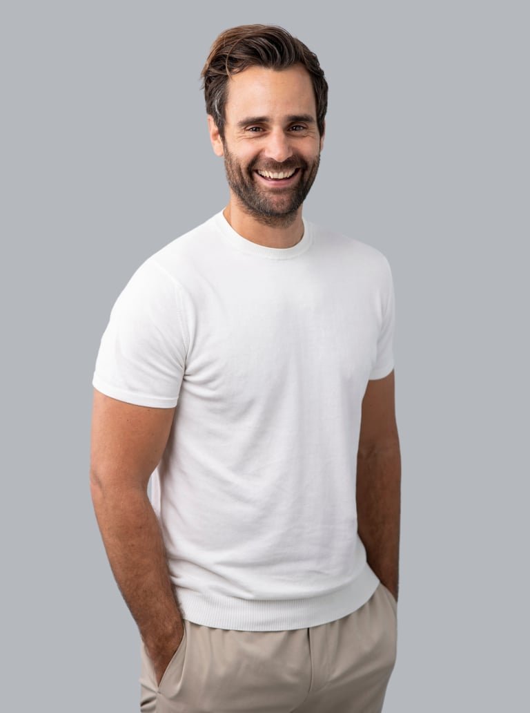 Halflang portret van Wes Mutsaars; trainer, acteur en oud marinier