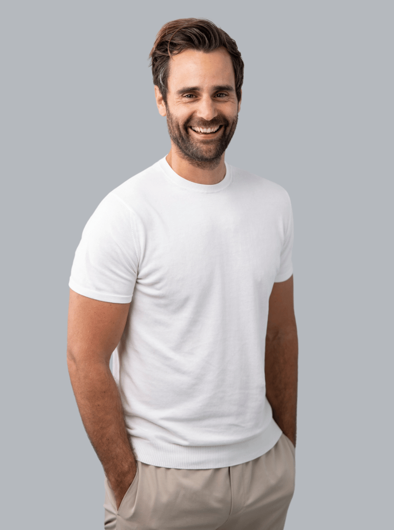 Halflang portret van Wes Mutsaars; trainer, acteur en oud marinier