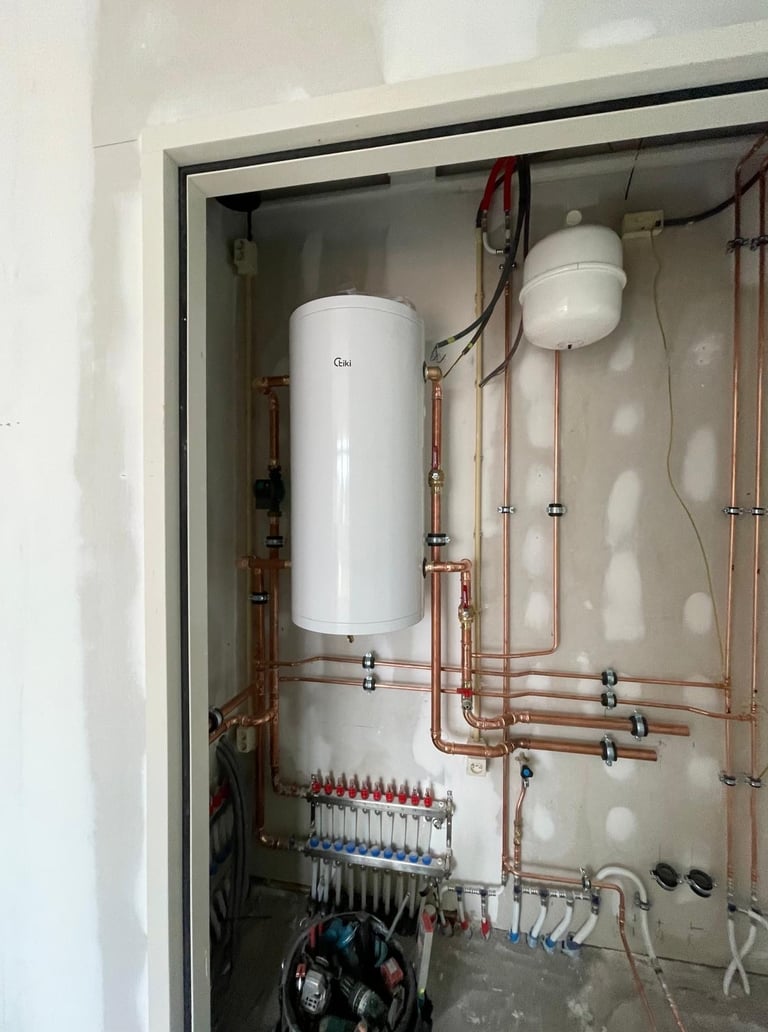 Installatie van elektrische boiler, expansievat en vloerverwarmingsverdeler in woning in Hoogvliet