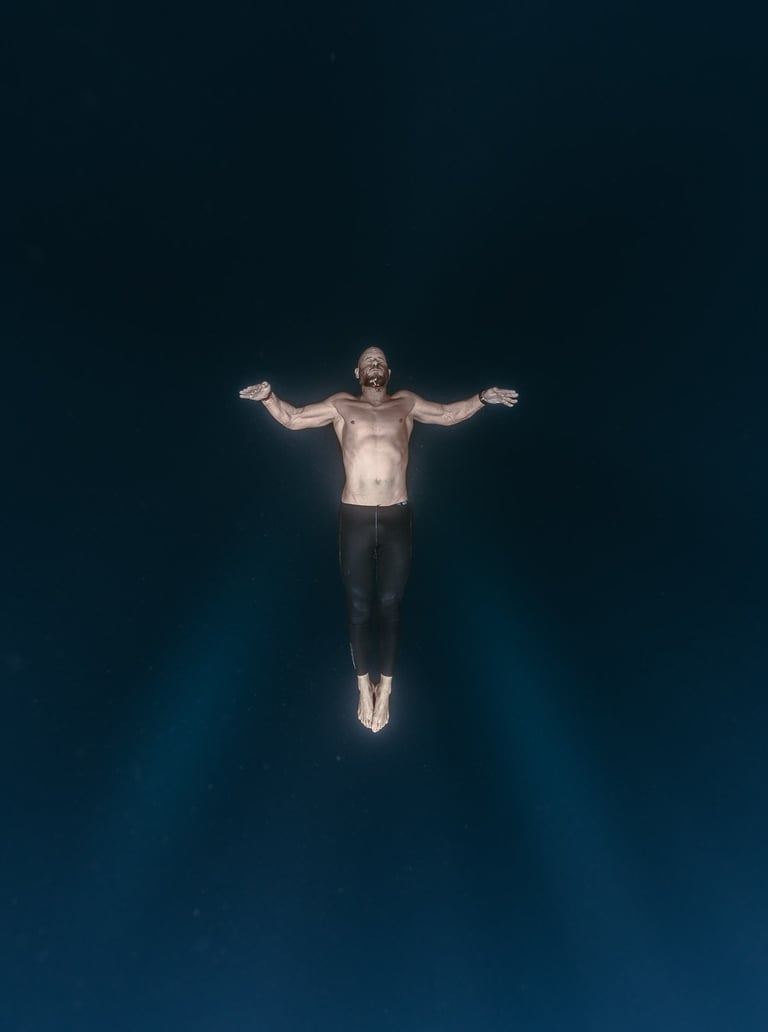 ethereal underwater movement photography blue ocean Laura Mommicchi