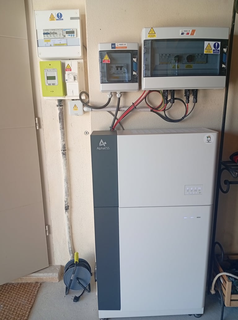 Batterie AlphaESS 9,3 kWh et onduleur hybride installés à Mollégès pour une installation photovoltaïque de 8 kWc