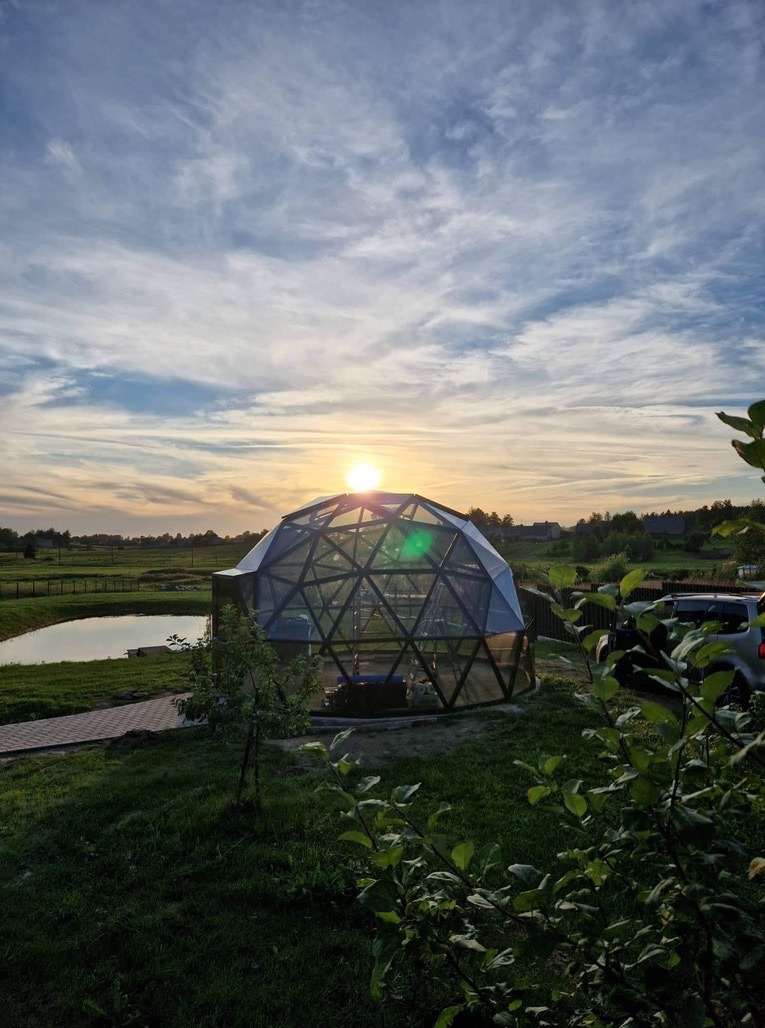 Stiklinis kupolas šalia tvenkinio