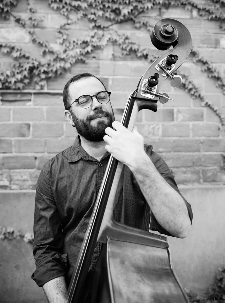 Aurelien GODY jouant sa contrebasse