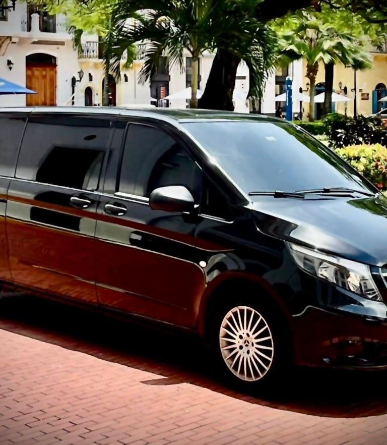 Carro de lujo marca Mercedes Benz usado para transporte de bodas y quinceaños