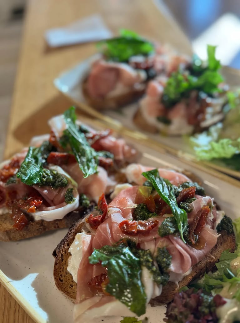 Tartines gourmandes au jambon San Daniele, burrata et tomates séchées - Histoire Sans Faim Lausanne