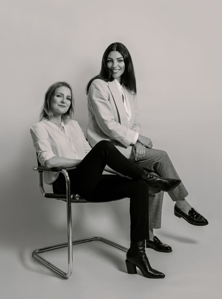 Duo créatif basé à Paris - Caroline & Cassandre - Directrices de création - Studio de création