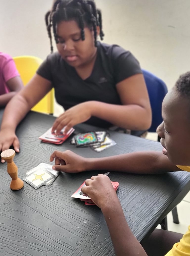groupe d'enfants jouant à Jungle Speed