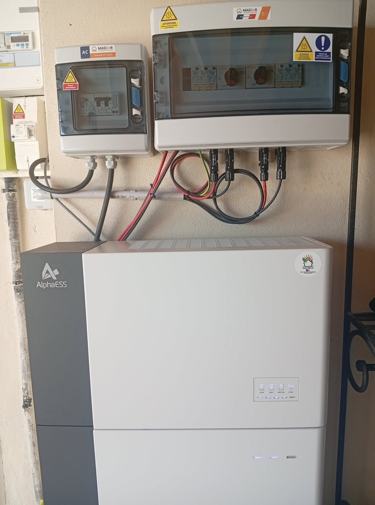 Batterie AlphaESS 9,3 kWh et onduleur hybride installés à Mollégès pour une installation photovoltaïque de 8 kWc