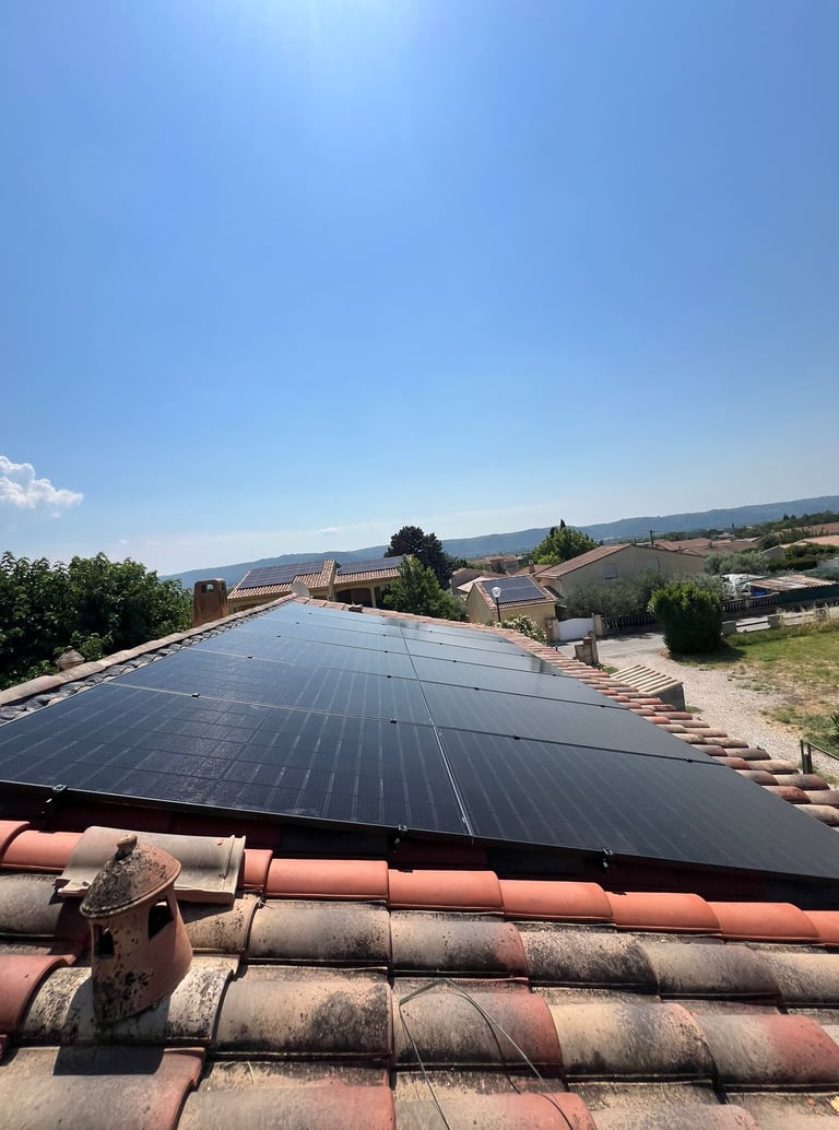 Résultat final d'une rénovation photovoltaïque avec toiture restaurée et panneaux solaires de 500 Wc en surimposition.
