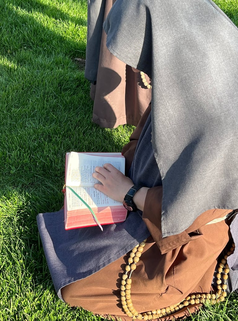 Franciscan Daughter of Mary praying