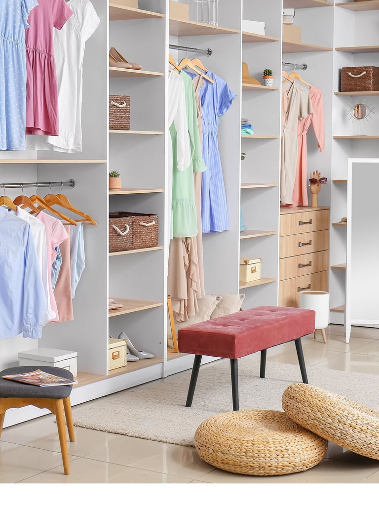 Um armário bem organizado exibindo uma variedade de roupas e acessórios.