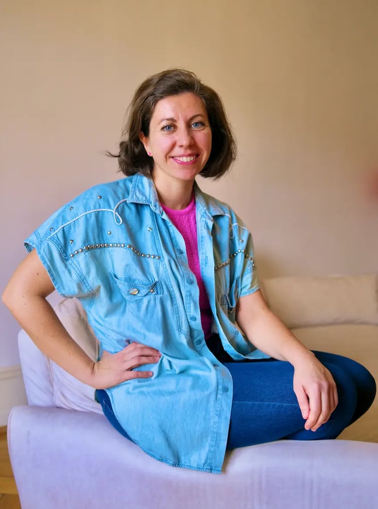 Portrait de Danila Scelzo, hypnothérapeute agréée ASCA au cabinet Hypnonaute à Genève.