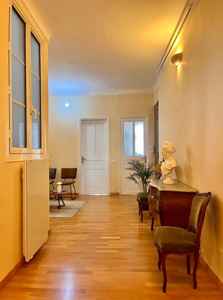 couloir avec meubles anciens et statue, salle d'attente du cabinet d'avocat Pistone à Toulon