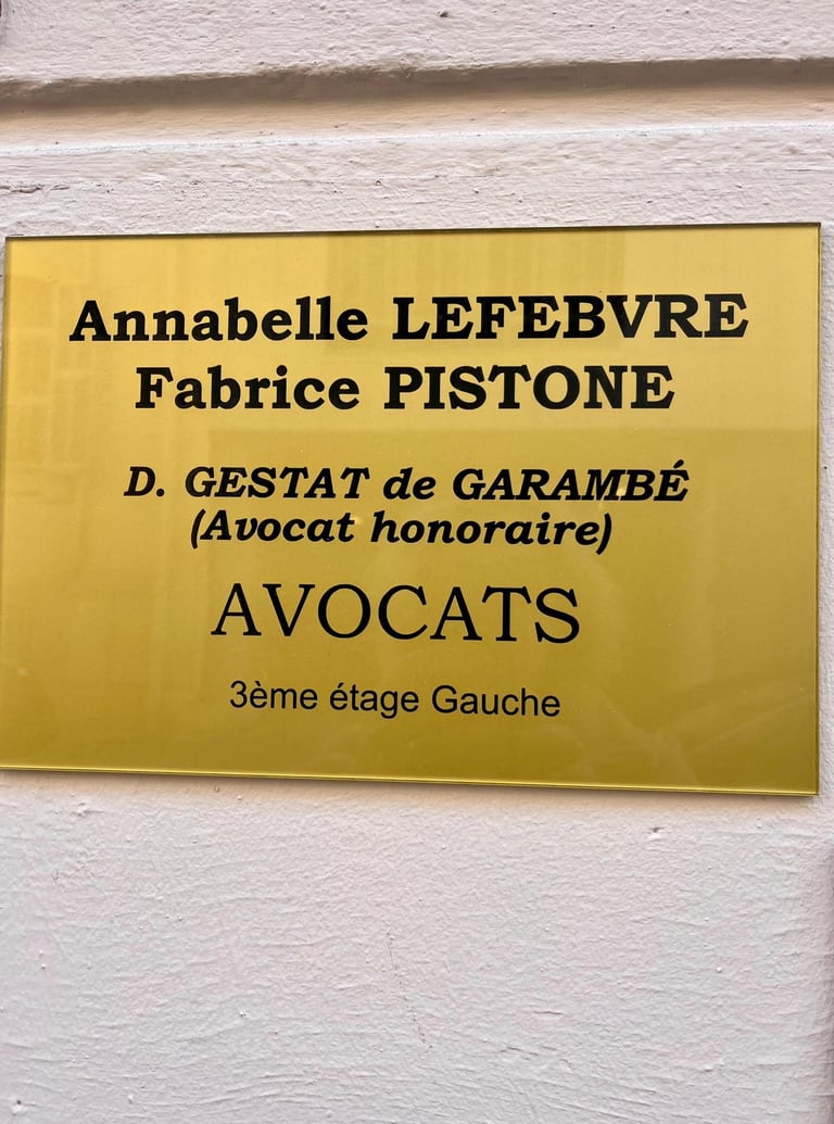 plaque dorée du cabinet d'avocats Pistone, Lefebvre et Gestat de Garambé